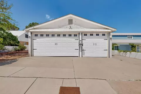 1805 Stanford Dr SE, Albuquerque, NM 87106