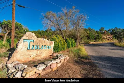 8 Tablazon Valley Dr, Tijeras, NM 87059