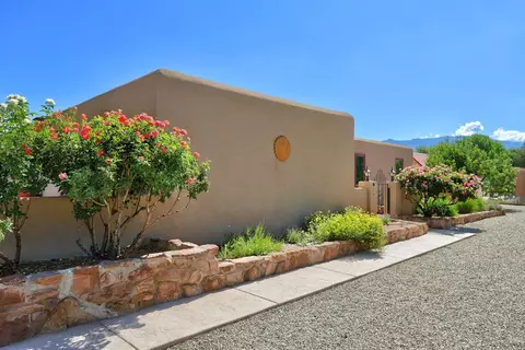 228 Los Manzanos Rd, Corrales, NM 87048