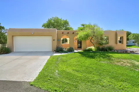 612 Green Valley Dr SE, Albuquerque, NM 87123