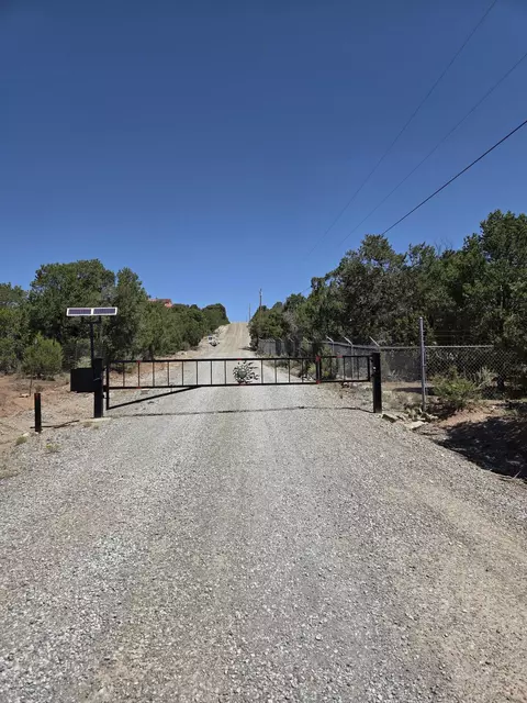 275 Genevieve Dr, Tijeras, NM 87059