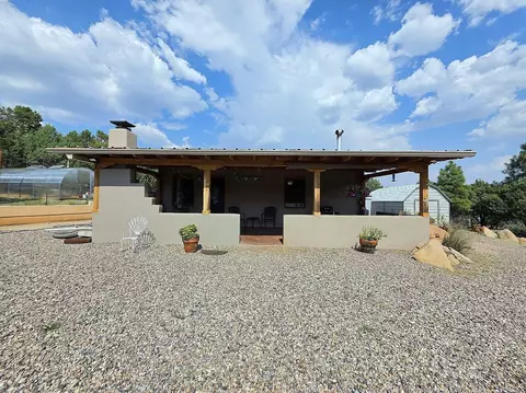 39 Meikle Rd, Tijeras, NM 87059