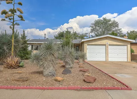 1104 Alcazar St NE, Albuquerque, NM 87110