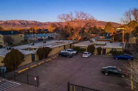 1104 Palomas Dr SE, Albuquerque, NM 87108