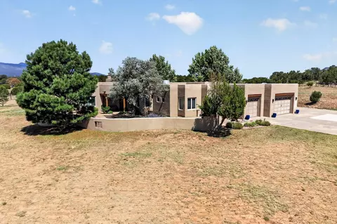 16 Richland Dr, Tijeras, NM 87059