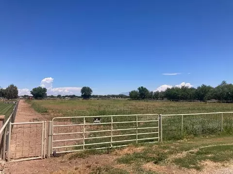 240 Sutton Ln, Bosque Farms, NM 87068