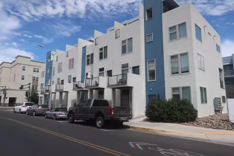 327 Platinum St SW, Albuquerque, NM 87102
