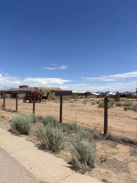 525 10th St NE, Rio Rancho, NM 87144