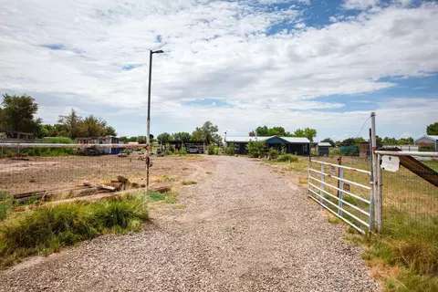 4 Yerba Rd, Los Lunas, NM 87031