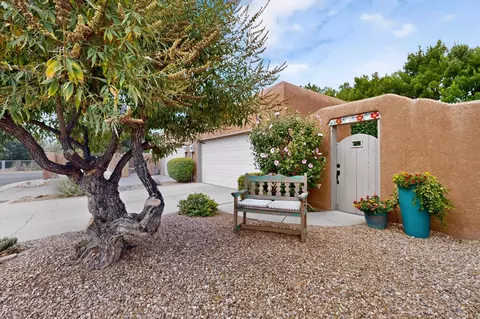 6603 Las Casitas Ct NW, Los Ranchos, NM 87107