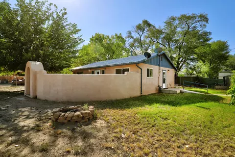 2332 Sunshine Rd SW, Albuquerque, NM 87105