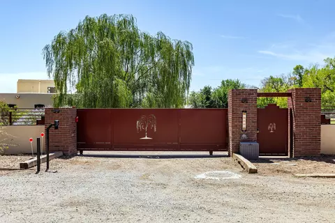 1718 Avenida Las Campanas NW, Los Ranchos, NM 87107