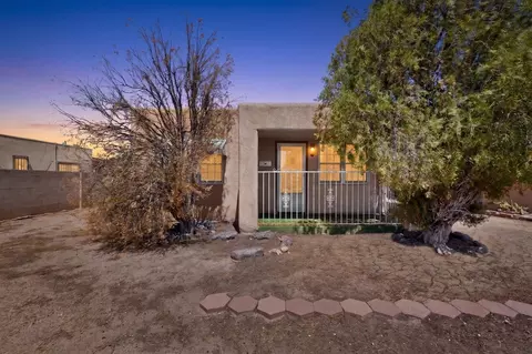823 Headingly Ave NW, Albuquerque, NM 87107