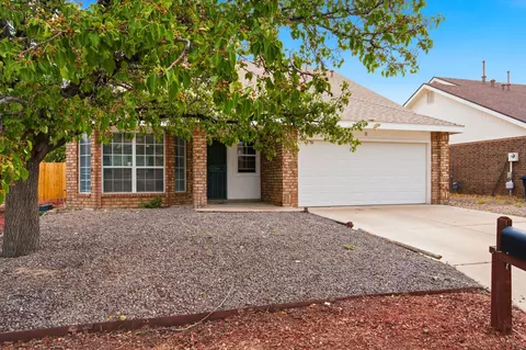 8 Apache Plume Rd, Los Lunas, NM 87031