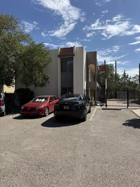 532 Palomas Dr SE, Albuquerque, NM 87108