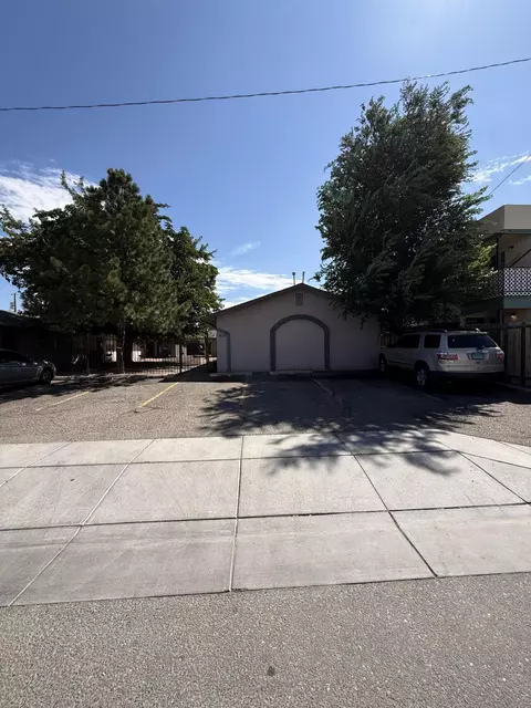 632 Alcazar St SE, Albuquerque, NM 87108