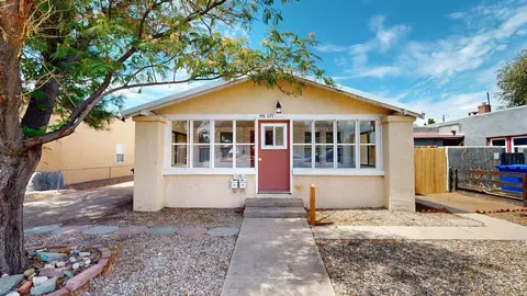 121 Princeton Dr SE, Albuquerque, NM 87106