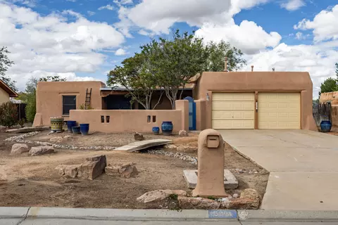 5901 Flor Del Rey NW, Albuquerque, NM 87120