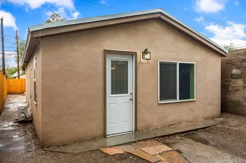 917 Edith Blvd SE, Albuquerque, NM 87102