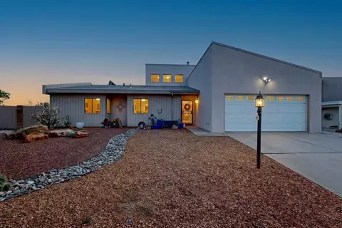 614 Lakeview Cir SE, Rio Rancho, NM 87124