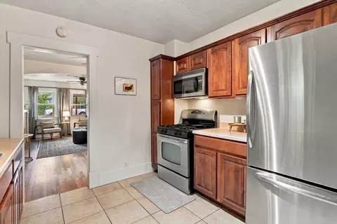 Kitchen - 923 Arno St SE, Albuquerque, NM 87102 photo 3 of 5