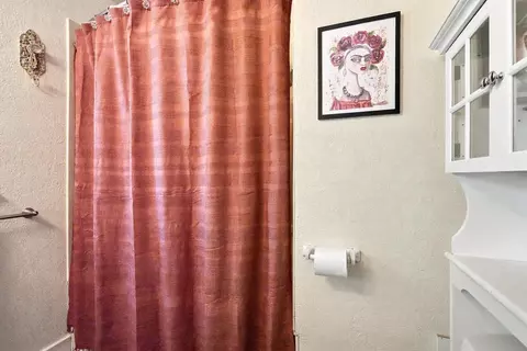 Bath - 923 Arno St SE, Albuquerque, NM 87102 photo 2 of 2