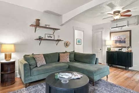 Living - 923 Arno St SE, Albuquerque, NM 87102 photo 2 of 3