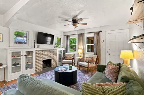 Living - 923 Arno St SE, Albuquerque, NM 87102 photo 3 of 3