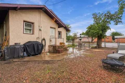 Exterior - 923 Arno St SE, Albuquerque, NM 87102 photo 5 of 7