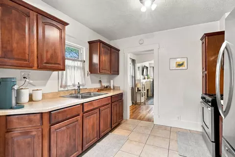 Kitchen - 923 Arno St SE, Albuquerque, NM 87102 photo 2 of 5