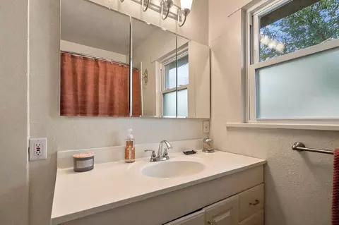 Bath - 923 Arno St SE, Albuquerque, NM 87102 photo 1 of 2