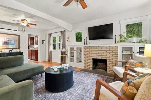 Living - 923 Arno St SE, Albuquerque, NM 87102 photo 1 of 3