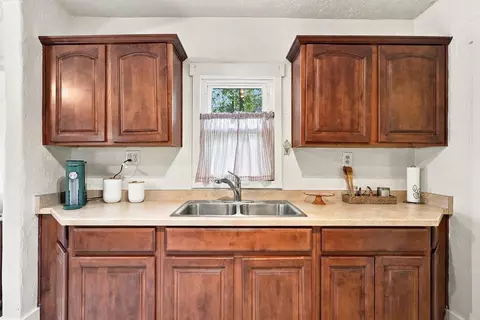 Kitchen - 923 Arno St SE, Albuquerque, NM 87102 photo 5 of 5