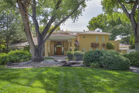 5808 Padre Roberto Rd NW, Albuquerque, NM 87107