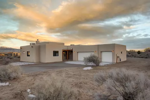 1597 Camino De La Tierra Rd, Corrales, NM 87048