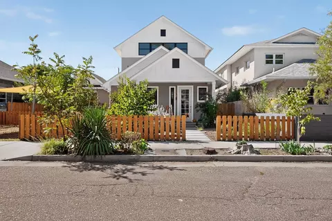 1025 Forrester St NW, Albuquerque, NM 87102