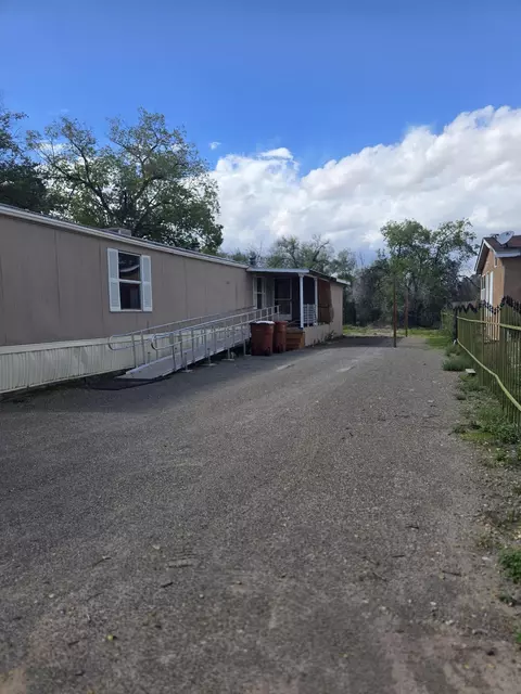 105 Country Ct, Bernalillo, NM 87004