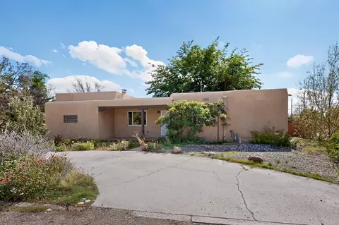 712 Green Valley Rd NW, Los Ranchos, NM 87107