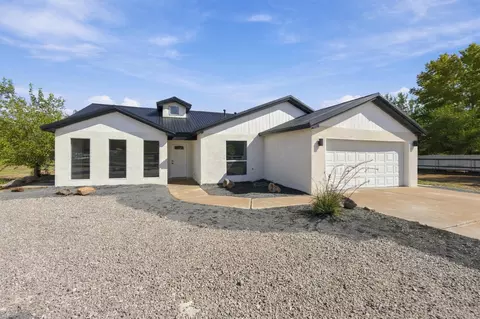 15 Omar Rd, Los Lunas, NM 87031