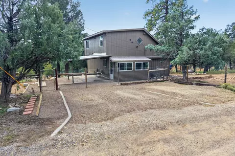 16 Thunderbird Ln, Tijeras, NM 87059