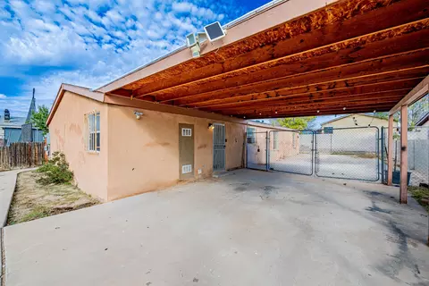 9409 Vista Del Valle St SW, Albuquerque, NM 87121
