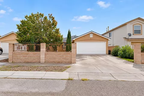 636 Escavada St SW, Albuquerque, NM 87105