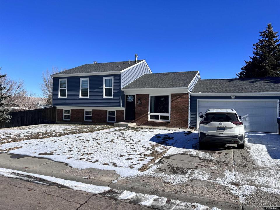 1200 Elk Mountain Dr, Green River, WY 82935