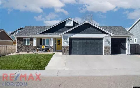 916 Eagle Dr, Douglas, WY 82633 photo 1