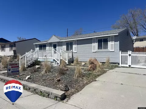302 Kinnikinnick Dr, Riverton, WY 82501