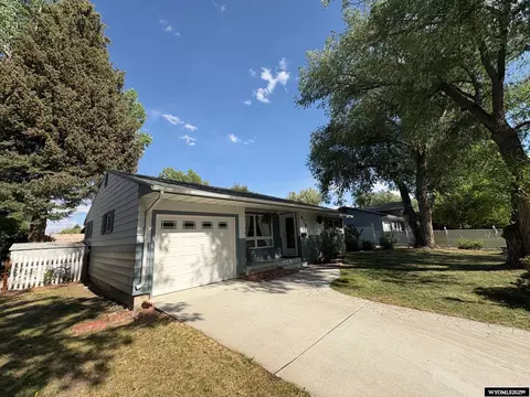 670 N 9th St, Lander, WY 82520