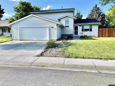1410 Maple Ln, Riverton, WY 82501