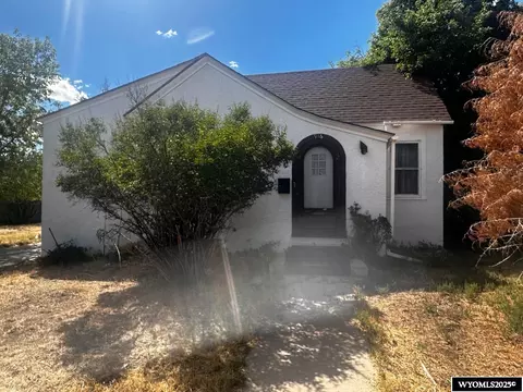916 8th St, Rawlins, WY 82301