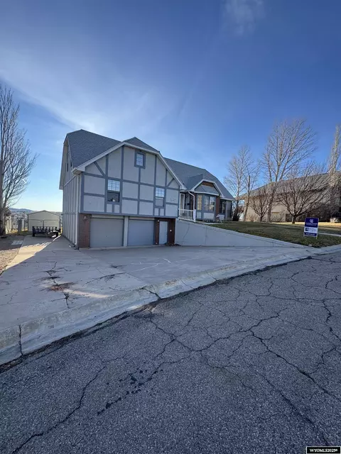 221 Rimrock Dr, Evanston, WY 82930