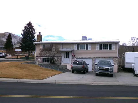 2235 Colorado Dr, Green River, WY 82935
